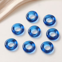Cargar imagen en el visor de la galería, 5 colgantes redondos calados de resina para bisutería, cuentas DIY GZ287