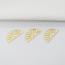 Cargar imagen en el visor de la galería, 10 dijes semicirculares chapados en oro de 18 quilates, accesorios de arcilla para hacer aretes, suministros hechos a mano para hacer aretes, D0003