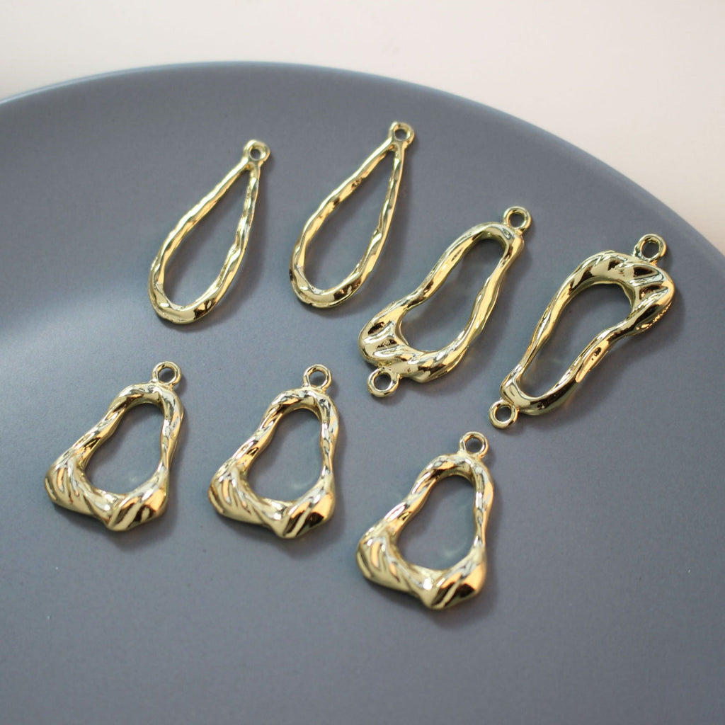 10 colgantes irregulares calados, chapados en oro de 14 quilates, colgantes de gota, colgantes para collares, accesorios para bisutería ZZ083