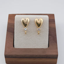 تحميل الصورة إلى عارض المعرض، قرط على شكل قلب من الزركونيوم المصقول بالذهب، أقراط من الذهب عيار 18 قيراطًا خالية من النيكل، دبابيس أذن من الفضة الاسترلينية S925، مقاس 18 مم، قرط على شكل قلب مع حلقة ZX215