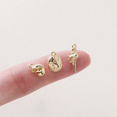 10 dijes de concha marina, pequeño colgante chapado en oro de 18 quilates, dije de playa, dijes para hacer collares, accesorios de joyería JG049