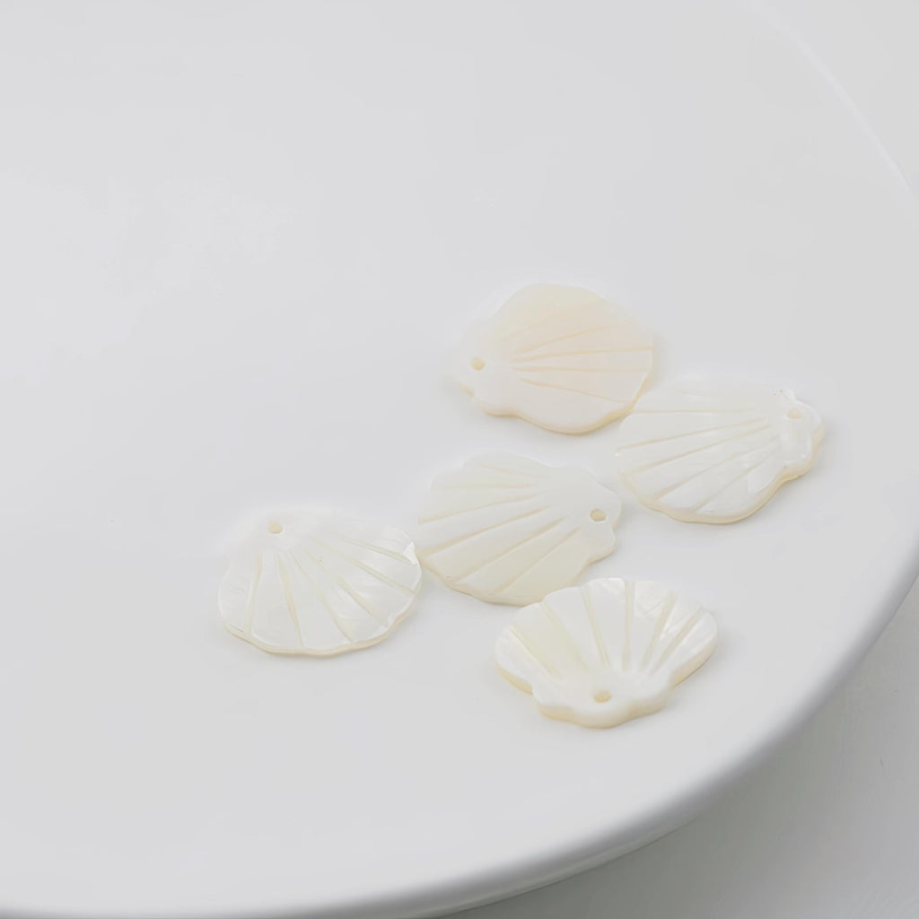 Scallop Shape White Mother-of-Pearl, MOP Shell Pendant, Fan-shaped White Nacre, Shell Charm, Mother of Pearl Jewelry Making Findings RY019