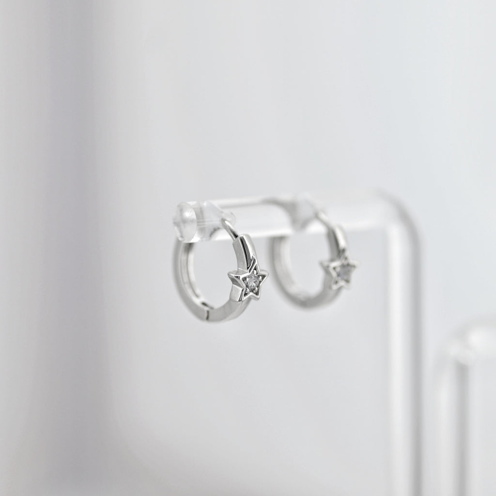 Aros de circonita cúbica con forma de estrella, redondos, de 13,7 mm, chapados en oro de 18 quilates, con cierre de palanca, D0506