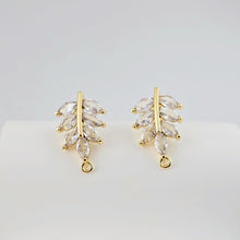 تحميل الصورة إلى عارض المعرض، أقراط على شكل ورقة من الزركونيا المكعبة، مطلية بالذهب مع حلقة، مضادة للحساسية، أدوات يدوية الصنع، لوازم صنع الأقراط بنفسك D0259