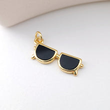 Cargar imagen en el visor de la galería, Colgante de concha de gafas de sol, oro de 18 quilates, dije de nácar, dije de gafas, blanco/negro, accesorio para hacer collares y aretes S1121