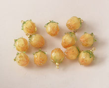 Cargar imagen en el visor de la galería, 5 mini colgantes de fruta de fresa, de resina, para hacer joyas, cuentas DIY GZ289