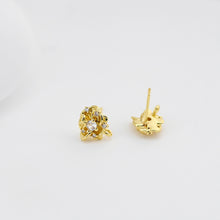Cargar imagen en el visor de la galería, Poste para pendientes con forma de rosa, pendiente de botón de latón chapado en oro auténtico de 18 quilates con aro, pavé de circonitas cúbicas, sin níquel, fornitura D0450