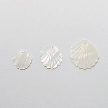 Cargar imagen en el visor de la galería, 10 colgantes de concha en forma de hoja, dijes de concha, accesorios para aretes y bisutería RY058