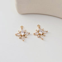Cargar imagen en el visor de la galería, Dije de flor, colgante de flor de cristal de circonita cúbica, dijes para pendientes de circonita cúbica, dijes para pendientes de latón chapado en oro auténtico, accesorios de joyería D0296