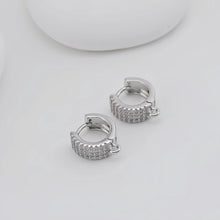 تحميل الصورة إلى عارض المعرض، أقراط أذن دائرية مرصعة بالزركونيا المكعبة متعددة الألوان مرصعة بالكريستال، 11.8 مم، مطلية بالذهب عيار 18 قيراطًا، أقراط دائرية كبيرة D0547