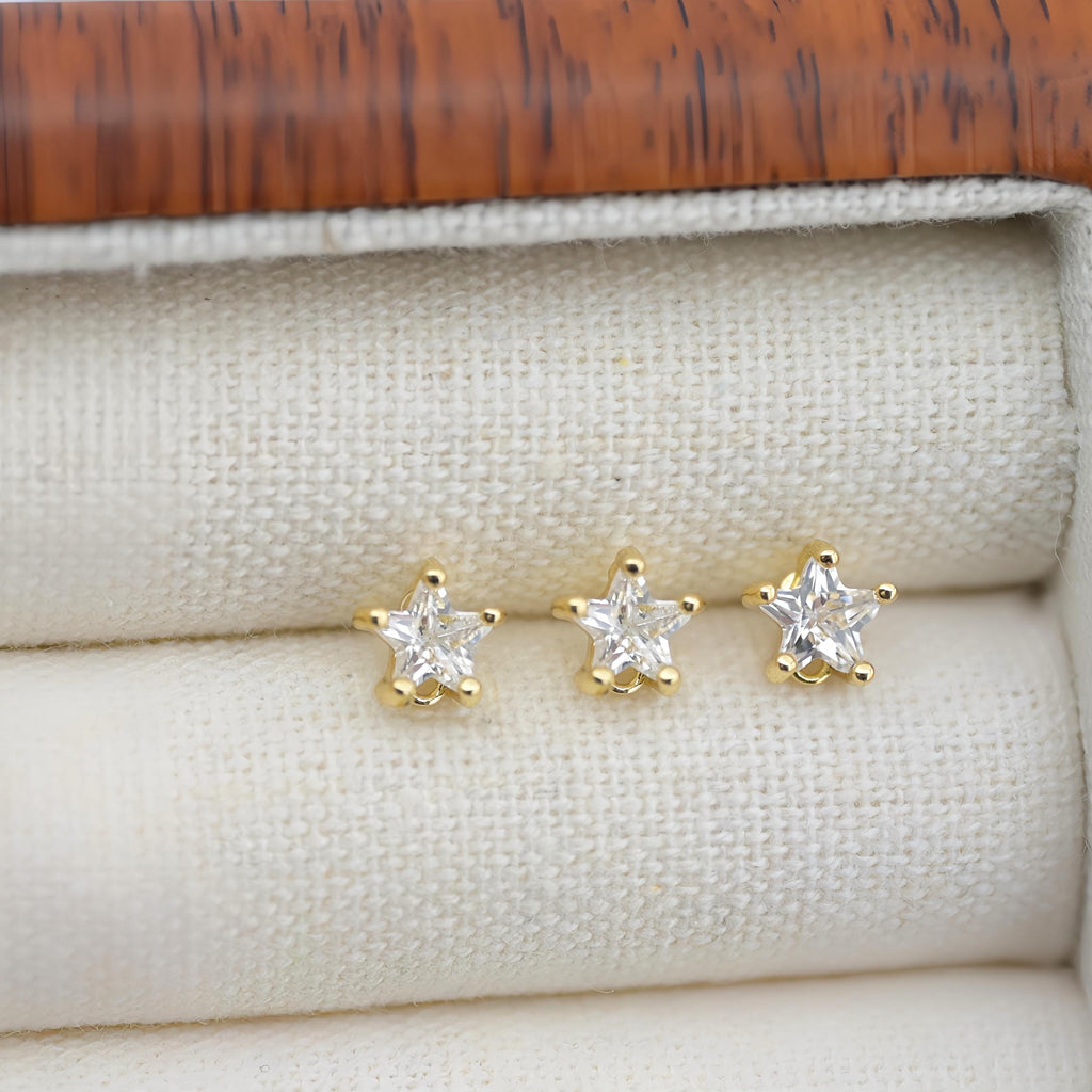 Poste de oro de 18 quilates con pavé de circonitas cúbicas estrelladas de 9 x 9,3 mm. Pendientes de botón sin níquel. Accesorios hipoalergénicos D0248.