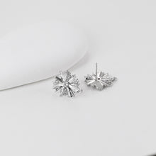 Cargar imagen en el visor de la galería, Poste para pendientes con flor plisada, pendiente de botón de latón chapado en oro auténtico de 18 quilates con aro, pasador de plata S925, pavé de circonitas, sin níquel, fornitura para pendientes D0408