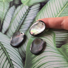 Load image into Gallery viewer, Black Pearl Oyster Pendatn, Black Oval Shape Mother-of-Pearl, MOP Shell, Shell Charm, Round Shell Jewelry Making Findings RY068