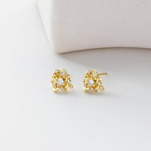 Cargar imagen en el visor de la galería, Poste para pendientes con forma de rosa, pendiente de botón de latón chapado en oro auténtico de 18 quilates con aro, pavé de circonitas cúbicas, sin níquel, fornitura D0450