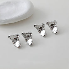 تحميل الصورة إلى عارض المعرض، قرط أذن مطروق غير منتظم، ذهب/فضة عيار 14 قيراط، أقراط فضة S925 خالية من النيكل، قرط أذن على شكل عقدة مع حلقة GE027