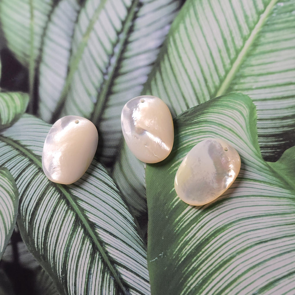 White Pearl Oyster Pendatn, White Oval Shape Mother-of-Pearl, MOP Shell, Shell Charm, Shell Jewelry Making Findings RY069