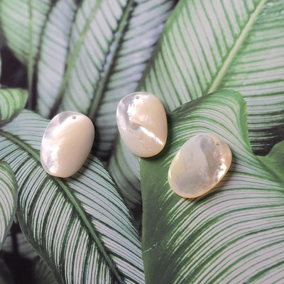 White Pearl Oyster Pendatn, White Oval Shape Mother-of-Pearl, MOP Shell, Shell Charm, Shell Jewelry Making Findings RY069