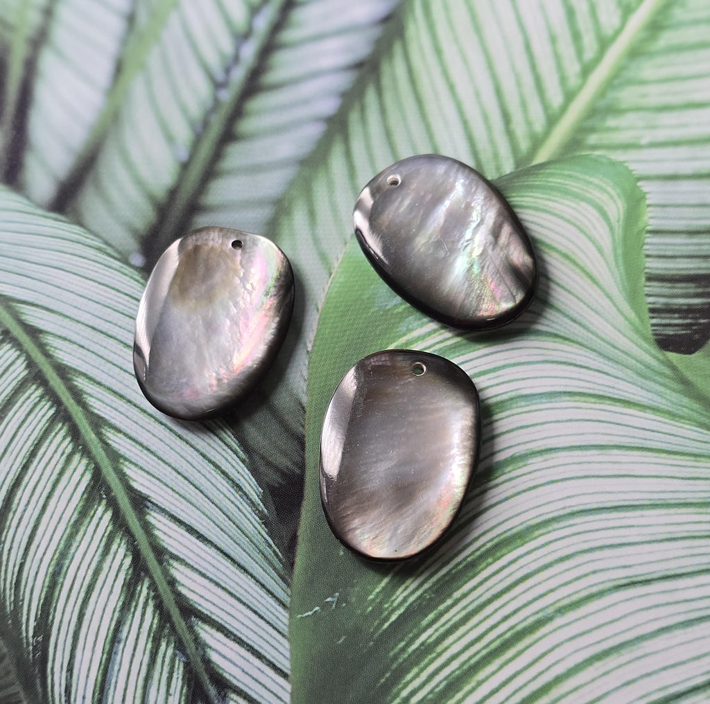 Black Pearl Oyster Pendatn, Black Oval Shape Mother-of-Pearl, MOP Shell, Shell Charm, Round Shell Jewelry Making Findings RY068