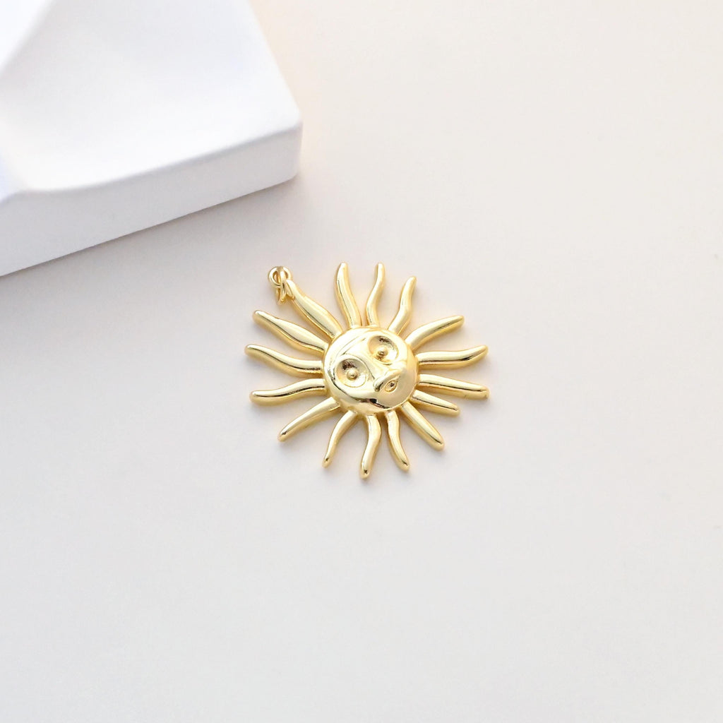 Sun Charm, Sunny Face Round Pendant, 18K Gold Plated, Necklace Making Charm, Jewelry Findings S1338