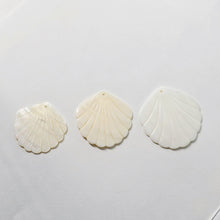 Cargar imagen en el visor de la galería, 10 colgantes de concha en forma de hoja, dijes de concha, accesorios para aretes y bisutería RY058