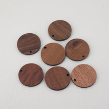 تحميل الصورة إلى عارض المعرض، قطعتان من دلايات خشبية دائرية الشكل بأشكال هندسية، قلادة خشبية من خشب الجوز المُعاد تدويره، أقراط خشبية بتصميم هندسي مميز، أفكار يدوية الصنع JT955