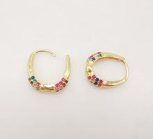 تحميل الصورة إلى عارض المعرض، أقراط أذن مكعبة بيضاوية الشكل مرصعة بالكريستال مع حلقة، 16 مم، مطلية بالذهب عيار 18 قيراطًا، أقراط هاجي هوبس S1063