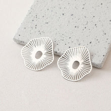 Cargar imagen en el visor de la galería, Colgante calado irregular, chapado en oro de 14 quilates, oro mate y plata, colgante para collar ZZ099