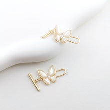 Load image into Gallery viewer, Butterfly OT Toggle Clasps, 18K Gold Plated OT Buckle, Mother of Pearl, Necklace Closure, Connectors Clasps, Jewelry Findings ZX048