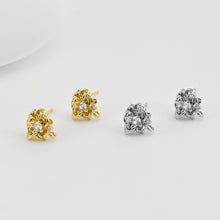 Cargar imagen en el visor de la galería, Poste para pendientes con forma de rosa, pendiente de botón de latón chapado en oro auténtico de 18 quilates con aro, pavé de circonitas cúbicas, sin níquel, fornitura D0450