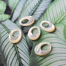 Load image into Gallery viewer, White Pearl Oyster Pendatn, White Oval Shape Mother-of-Pearl, MOP Shell, Shell Charm, Shell Jewelry Making Findings RY071