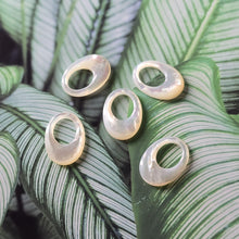 Load image into Gallery viewer, White Pearl Oyster Pendatn, White Oval Shape Mother-of-Pearl, MOP Shell, Shell Charm, Shell Jewelry Making Findings RY071