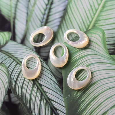 White Pearl Oyster Pendatn, White Oval Shape Mother-of-Pearl, MOP Shell, Shell Charm, Shell Jewelry Making Findings RY071