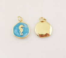 Cargar imagen en el visor de la galería, Dije de moneda redonda de esmalte multicolor, chapado en oro de 18 quilates, con forma de cruz, ancla, abejas, timón y caballito de mar, 14 mm, ideal para collares y pulseras, S1076