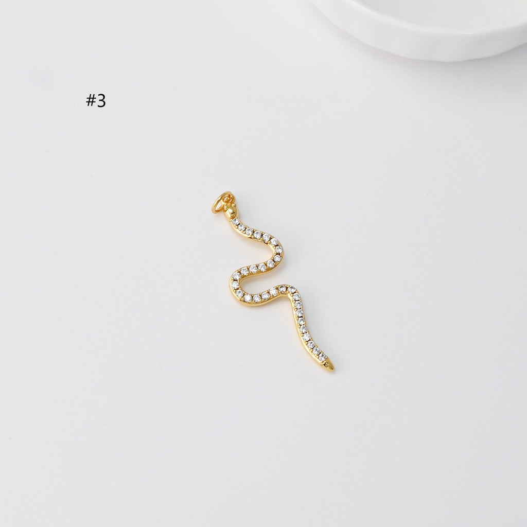 Dije de serpiente, delicado colgante de serpiente con micro pavé de circonitas cúbicas, chapado en oro de 18 quilates, ideal para hacer pulseras y collares, accesorio de joyería de 26 x 10 mm S014