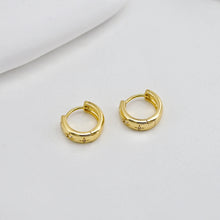 Cargar imagen en el visor de la galería, Aros de circonita cúbica con forma de estrella, redondos, de 14 mm, chapados en oro de 18 quilates, con cierre de palanca, D0526