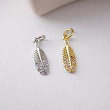 Cargar imagen en el visor de la galería, Dije de hoja con pavé de circonita cúbica, colgante de hoja, conectores para pendientes Danity, dijes para pendientes de latón chapado en oro auténtico de 18 quilates, accesorios de joyería S1203