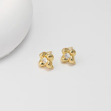 Cargar imagen en el visor de la galería, Pendientes de flor martillada con aro, chapados en oro de 18 quilates, sin níquel, pasador de plata S925, pavé de circonitas cúbicas, hipoalergénicos, D0410