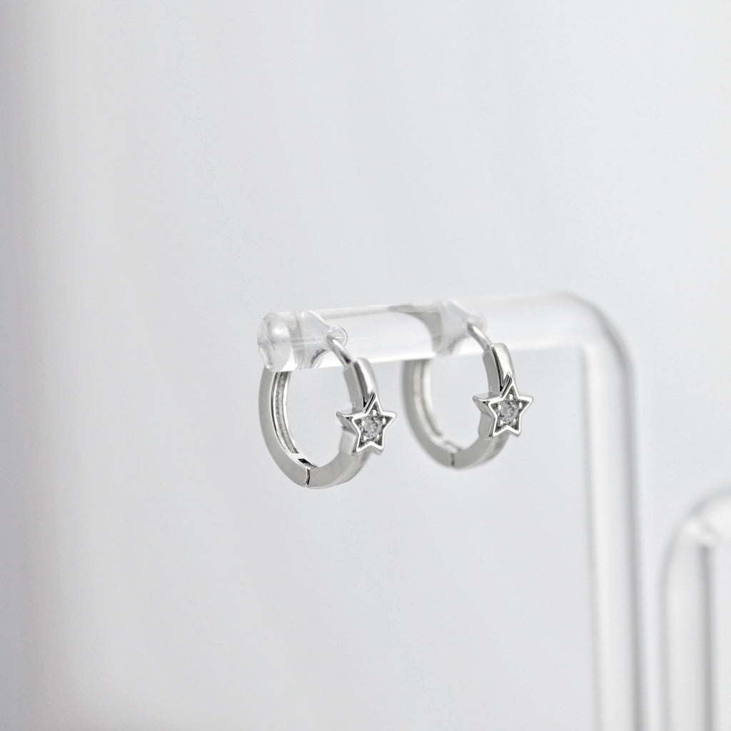 Aros de circonita cúbica con forma de estrella, redondos, de 13,7 mm, chapados en oro de 18 quilates, con cierre de palanca, D0506