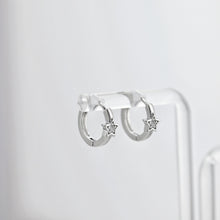 Cargar imagen en el visor de la galería, Aros de circonita cúbica con forma de estrella, redondos, de 13,7 mm, chapados en oro de 18 quilates, con cierre de palanca, D0506