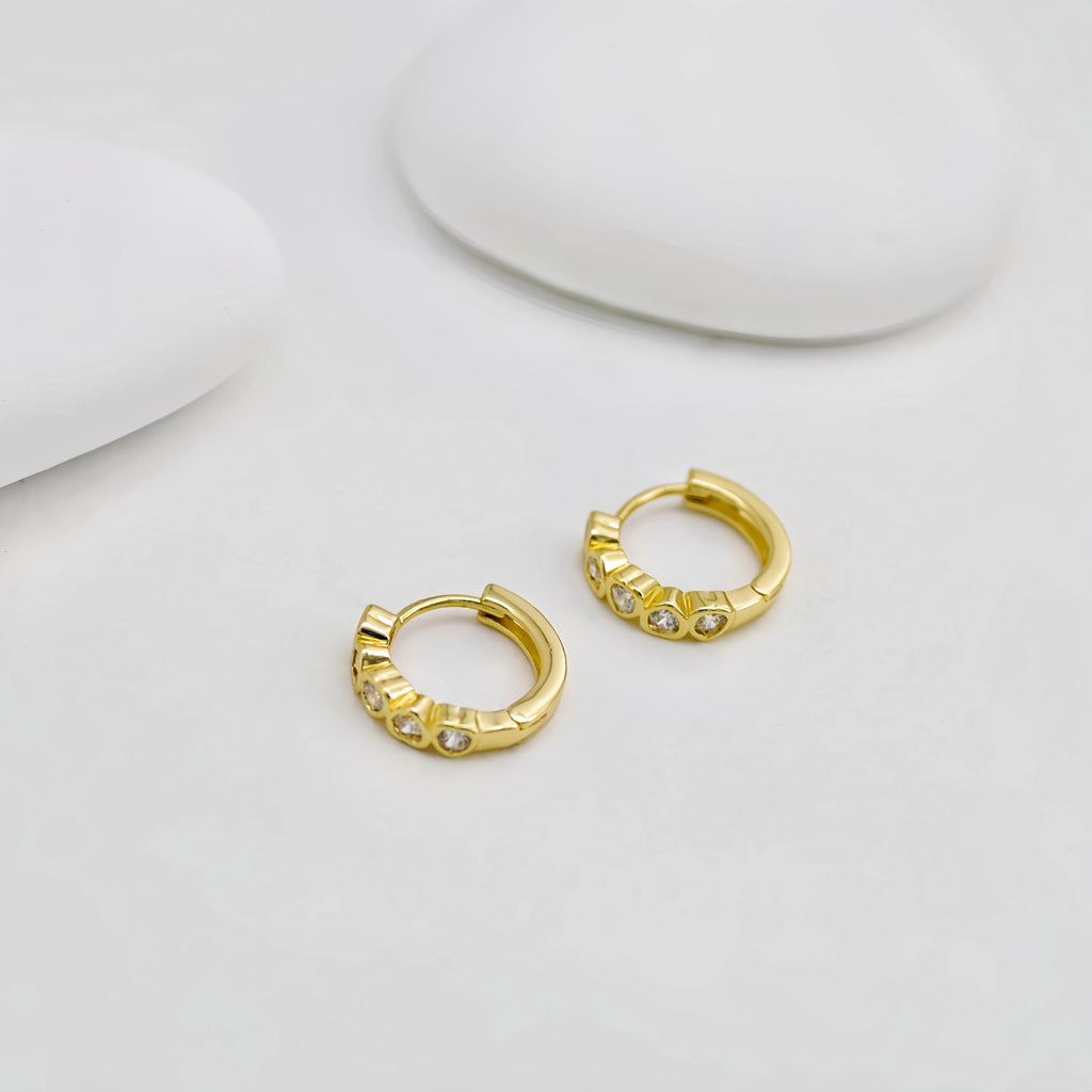 Aros redondos con circonita cúbica en forma de corazón, 13,5 mm, chapados en oro de 18 quilates, tipo aro Huggie D0529