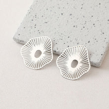 Cargar imagen en el visor de la galería, Colgante calado irregular, chapado en oro de 14 quilates, oro mate y plata, colgante para collar ZZ099