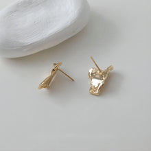 تحميل الصورة إلى عارض المعرض، قرط أذن مطروق غير منتظم، ذهب/فضة عيار 14 قيراط، أقراط فضة S925 خالية من النيكل، قرط أذن على شكل عقدة مع حلقة GE027