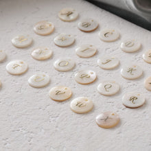 Load image into Gallery viewer, 2pcs Alphabet Letter Charm, Natural Shell Initial Beads, Personalized Minimalist Letter Charm for Necklace Bracelet Making ZZ055