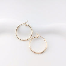 Cargar imagen en el visor de la galería, 10 aros redondos chapados en oro de 18 quilates, piezas para aros Huggie, aros de resorte de 20 mm, ZX069