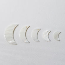 Load image into Gallery viewer, 10pcs Moon Shape White Mother-of-Pearl, MOP Shell Pendant, White Nacre, Ox Horn Shell Charm, Shell Jewelry Making Findings RY061