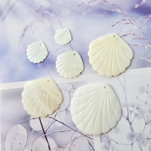 Cargar imagen en el visor de la galería, 10 colgantes de concha en forma de hoja, dijes de concha, accesorios para aretes y bisutería RY058
