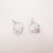 Cargar imagen en el visor de la galería, Dijes de corona de flores esmaltadas de 11 x 11 mm, colgante de corona con pavé de circonitas cúbicas bañado en oro de 18 quilates, dijes para collares y pendientes, accesorios de joyería S604