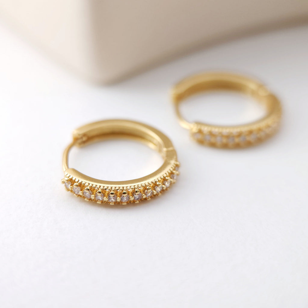 أقراط أذن مكعبة مرصعة بالذهب عيار 18 قيراطًا، مقاس 16.6 × 15.7 مم، مزودة بحلقات، وحلقات دائرية رفيعة S1184