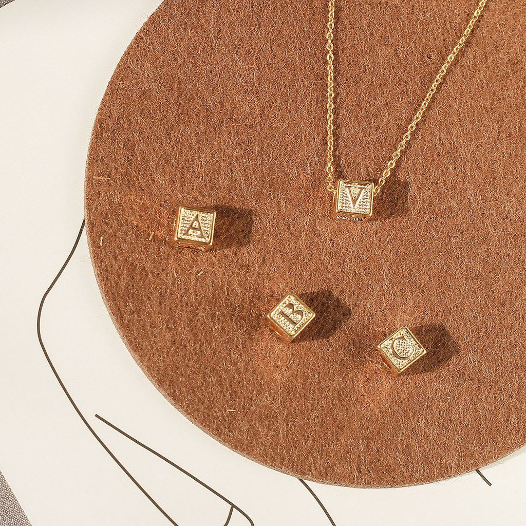 خرز مكعب أبجدي مطلي بالذهب عيار 14 قيراطًا، خرز مربع أولي، 6 × 6 مم، خرز حرف كبير الفتحة لصنع القلائد والأساور B023