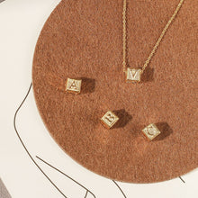 تحميل الصورة إلى عارض المعرض، خرز مكعب أبجدي مطلي بالذهب عيار 14 قيراطًا، خرز مربع أولي، 6 × 6 مم، خرز حرف كبير الفتحة لصنع القلائد والأساور B023